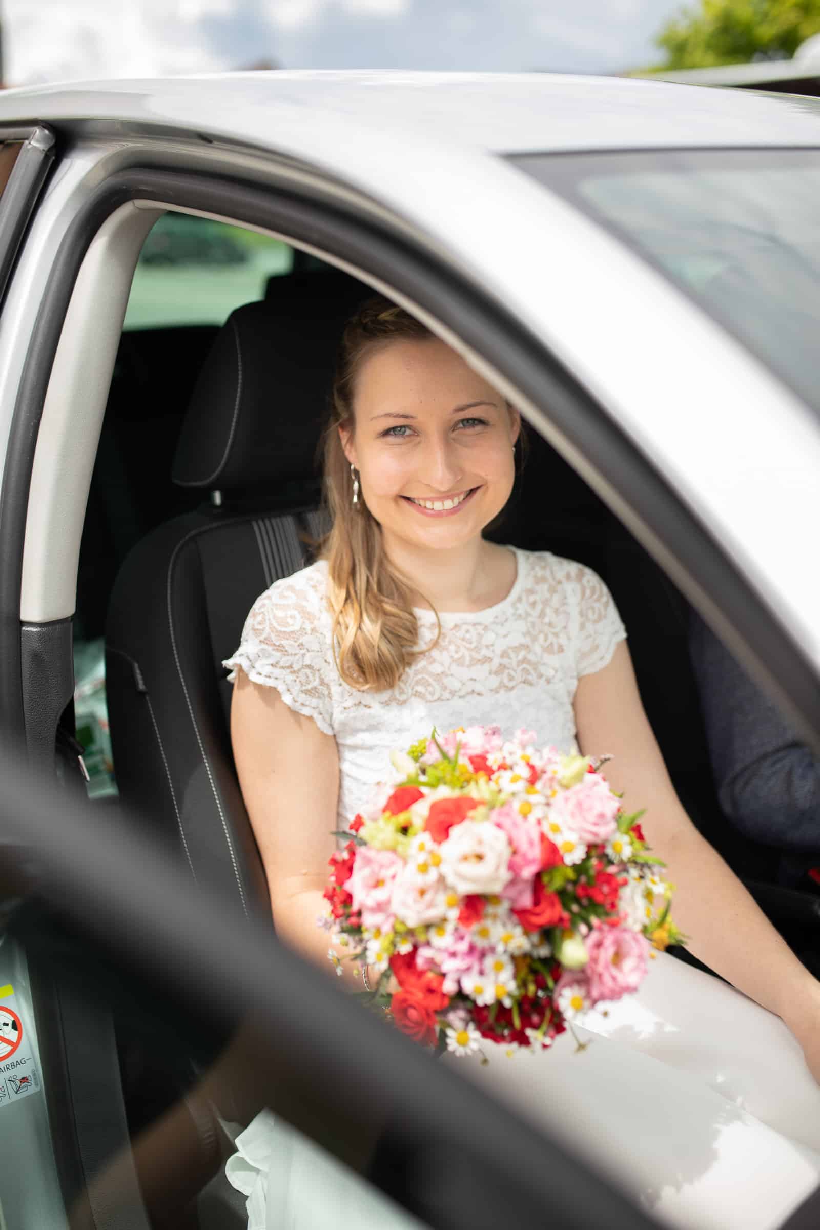 Braut im Auto