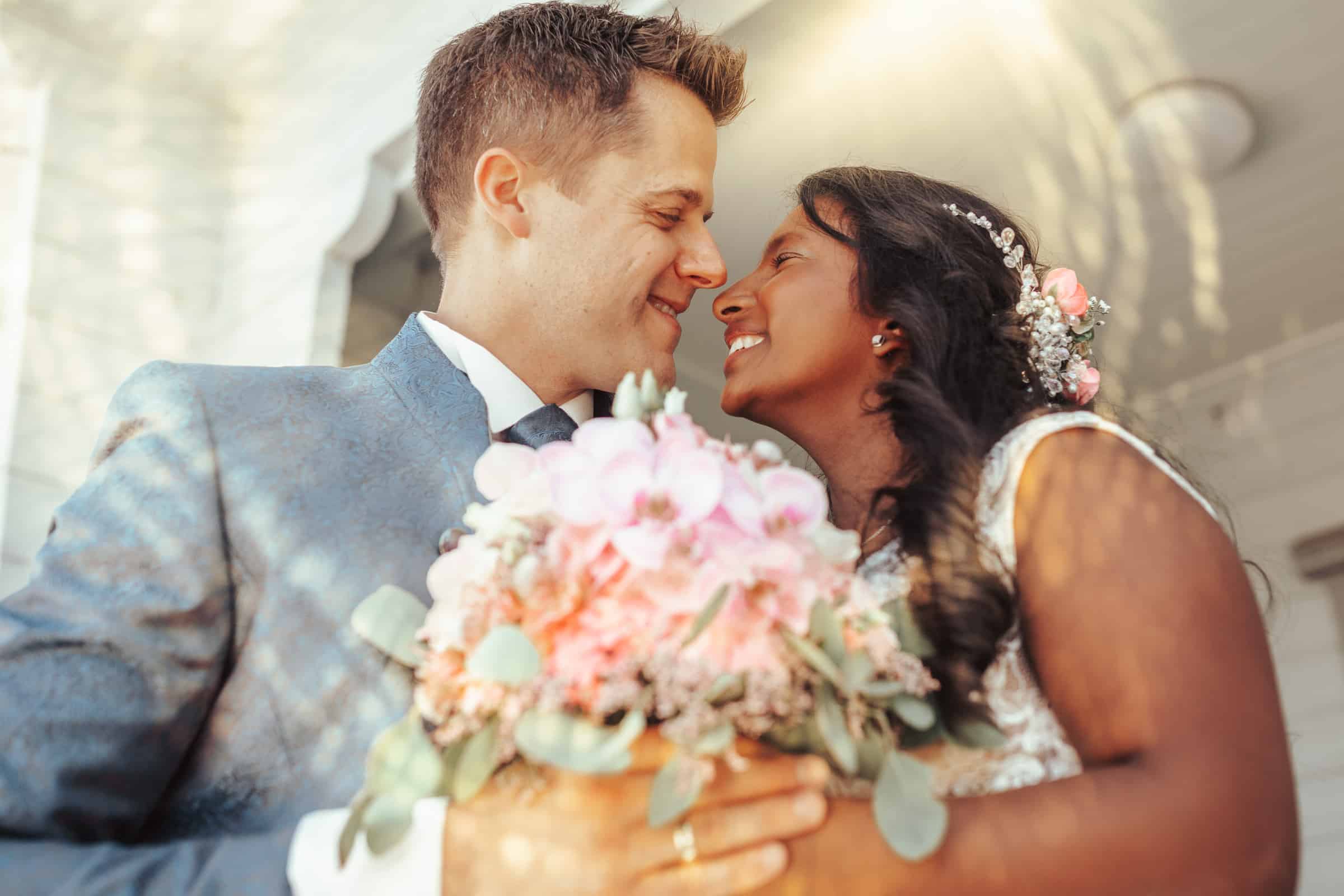 hochzeitsfotograf reutlingen Brautpaar mit Strauß