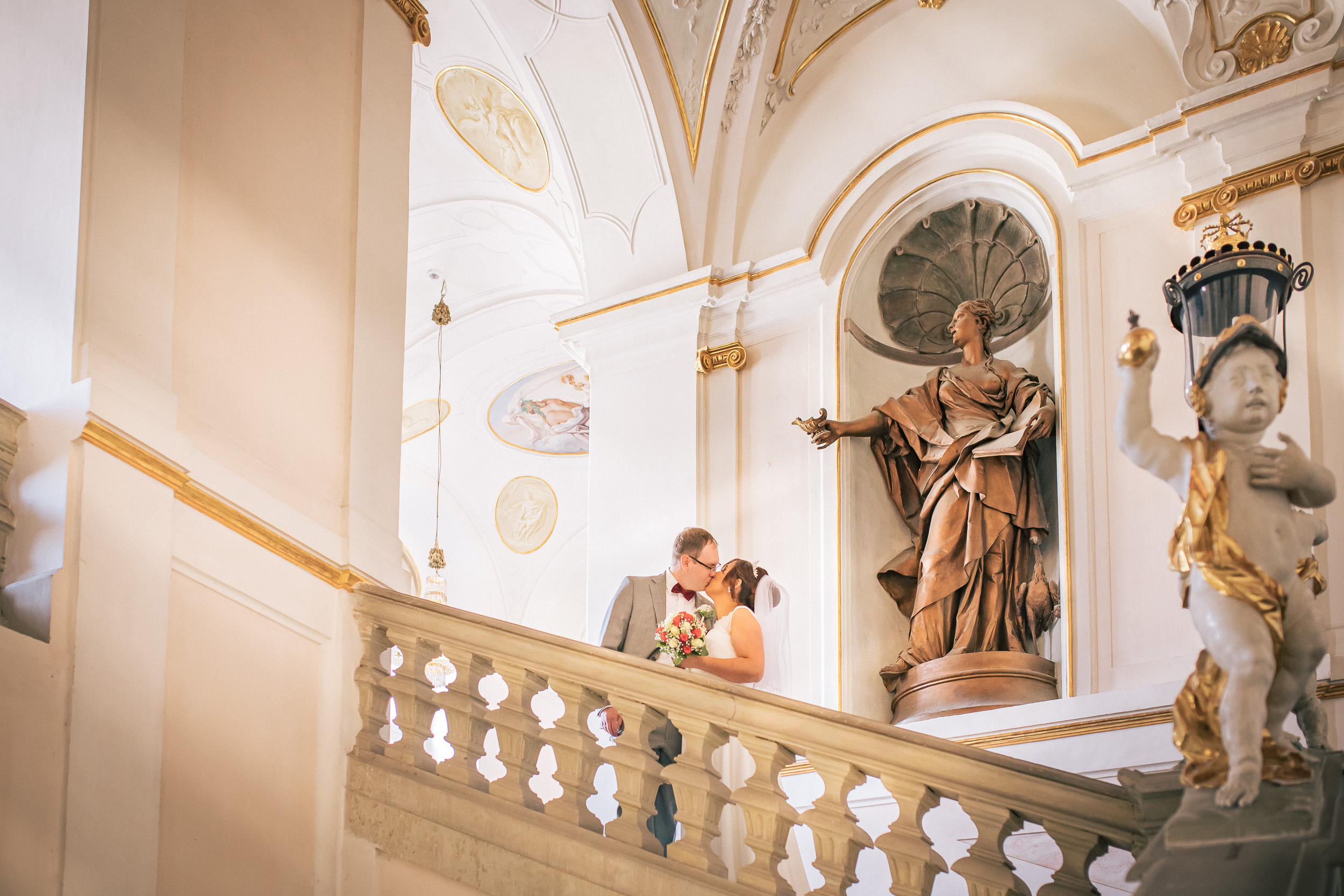 Brautpaar küsst sich Hochzeitsfotograf Ludwigsburg