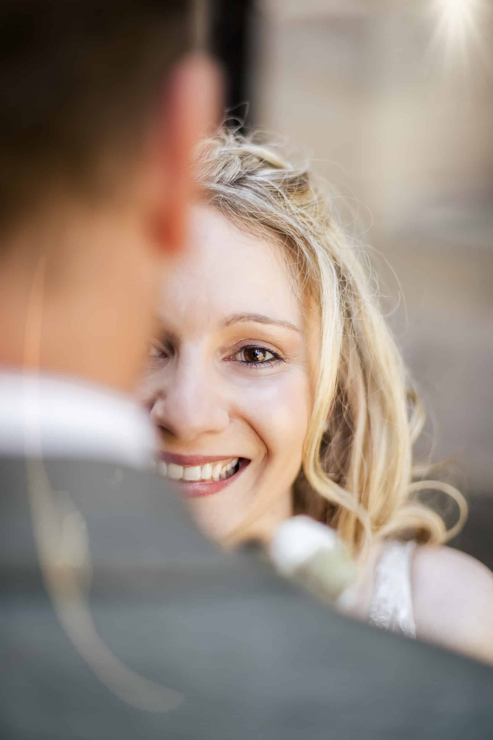 hochzeitsfotograf augsburg Lächelnde Braut beim Hochzeitsshooting in Augsburg, Nahaufnahme mit emotionalem Blick.