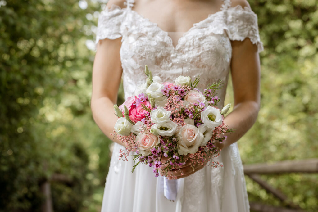 hochzeitsfotograf esslingen brautstrauß