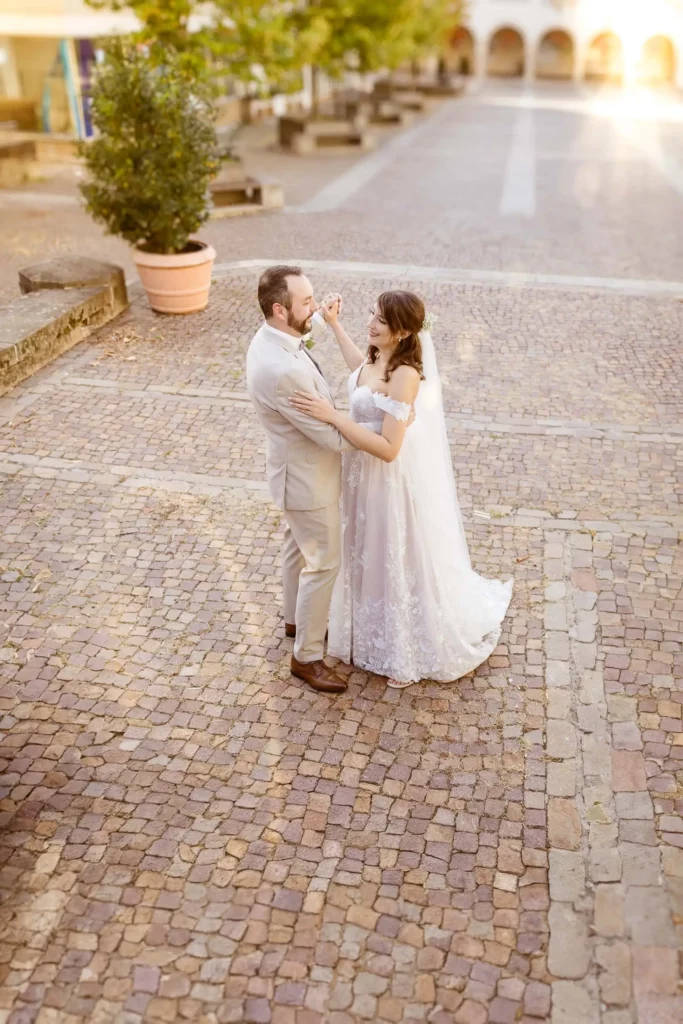 Hochzeitsfotograf Reutlingen - Brautpaar tanzt verliebt auf Kopfsteinpflaster im Abendlicht beim Shooting in Tübingen.