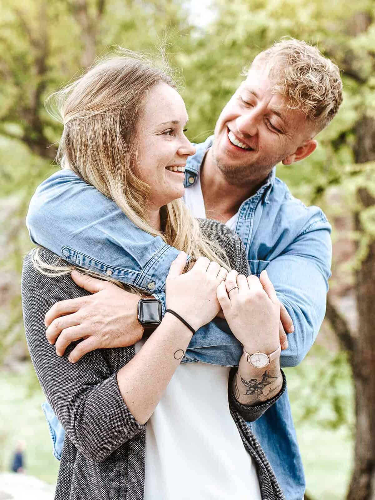 hochzeitsfotograf Verliebtes Paar beim Paarshooting in Nagold innige Umarmung im Grünen. Fotografen für Hochzeit