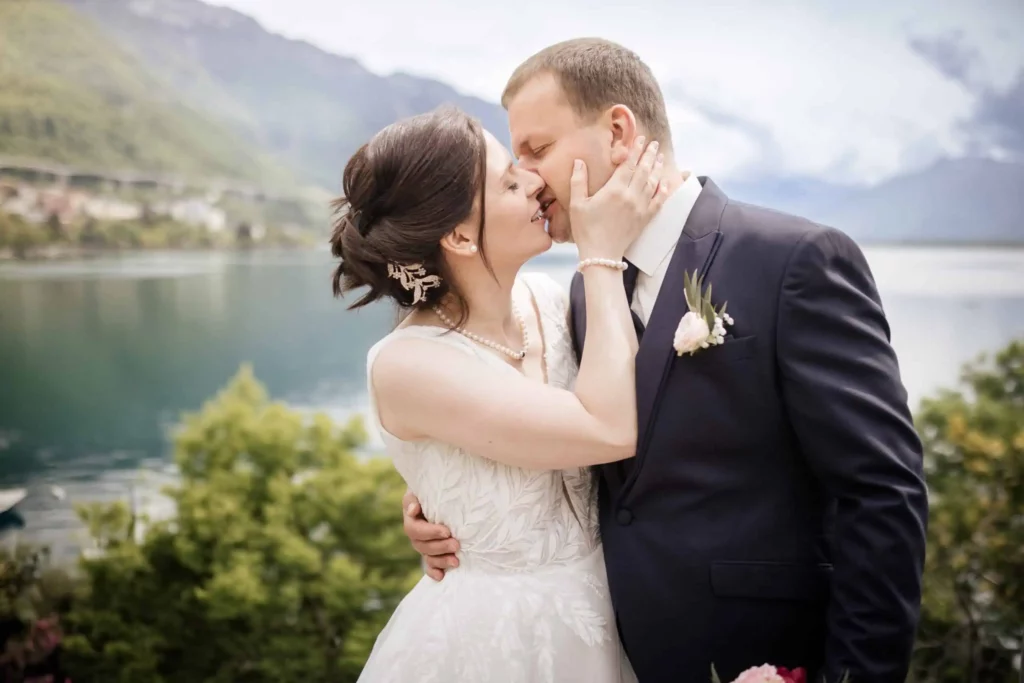 Hochzeitsfotograf Ravensburg getting ready mit Brautkleid Hochzeitsfotograf Ravensburg - Brautpaar küsst sich innig vor traumhafter Berg- und Seelandschaft bei der Hochzeit