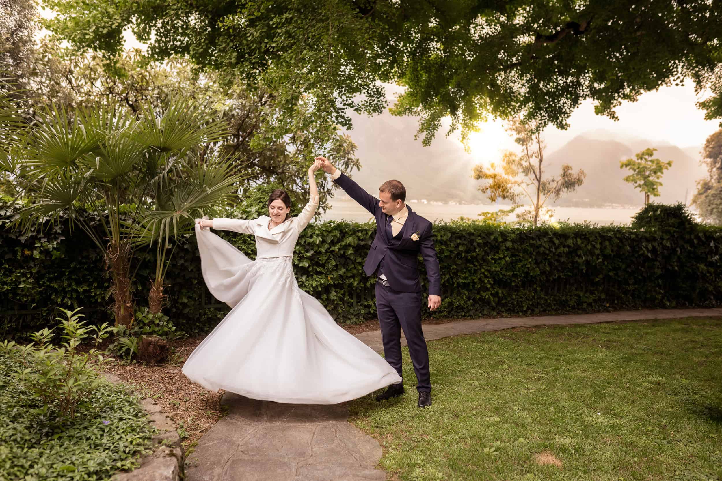 hochzeitsfotograf tuebingen Brautpaar tanzt im Garten vor Bergkulisse – romantische Hochzeit bei Sonnenuntergang. hochzeitsfotograf tuebingen Brautpaar tanzt im Garten vor Bergkulisse – romantische Hochzeit bei Sonnenuntergang.