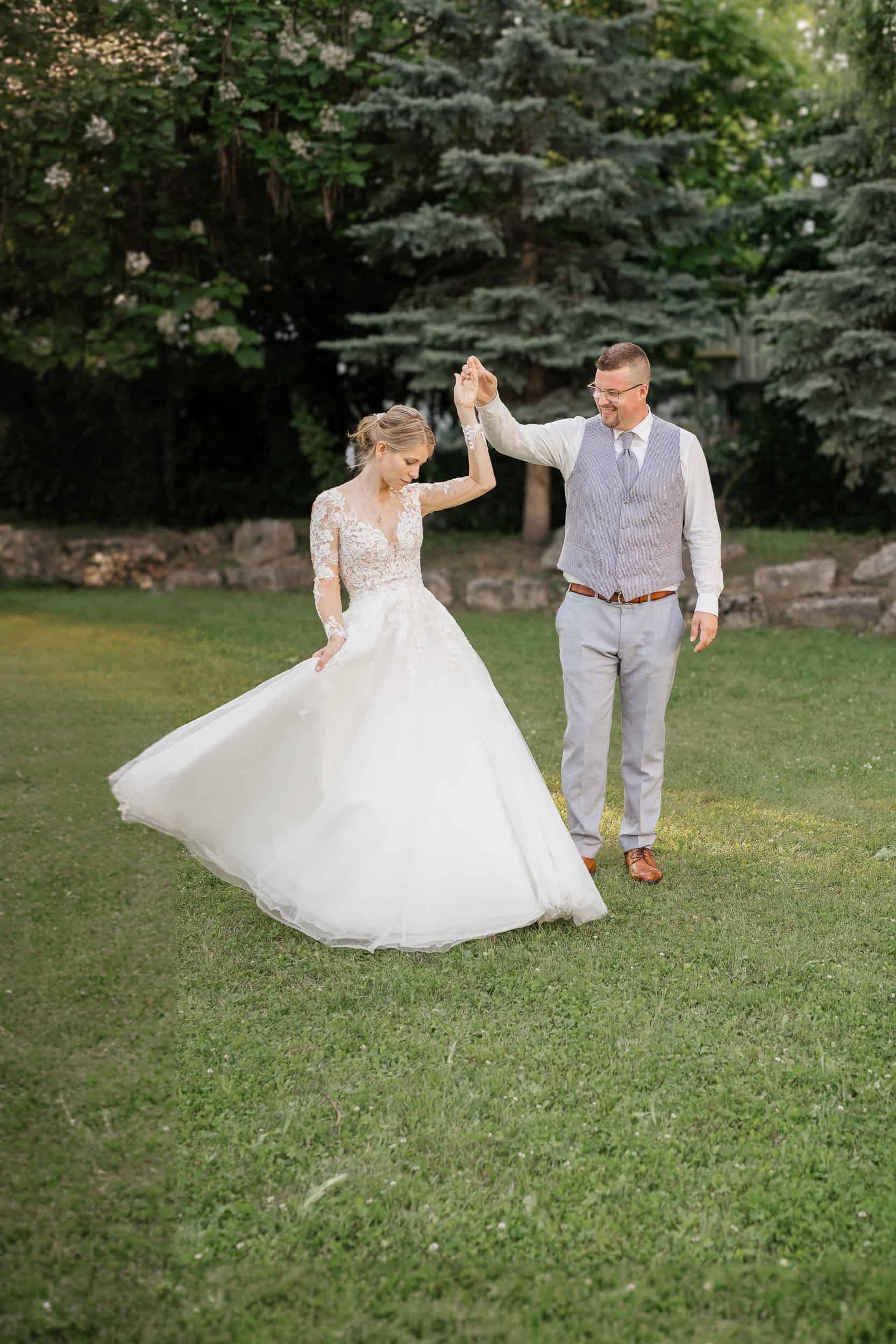 hochzeitsfotograf waiblingen Brautpaar tanzt im Garten in Waiblingen – romantischer Moment beim Hochzeitsshooting draußen.