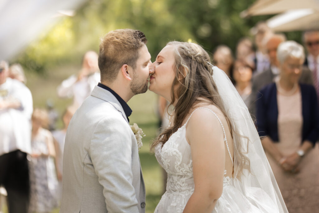 Brautpaar küsst sich während freier Trauung in Tübingen – emotionaler Hochzeitsmoment Brautpaar küsst sich während freier Trauung in Tübingen – emotionaler Hochzeitsmoment