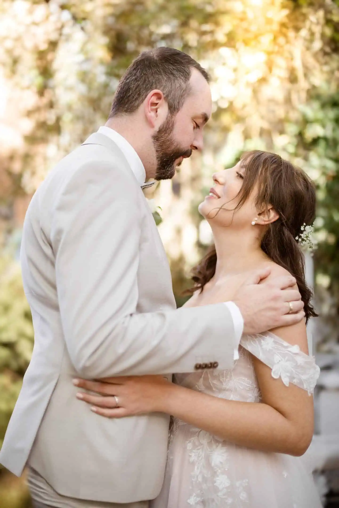 hochzeistfotograf schwarzwald brautpaar küsst sich Verliebter Moment eines Hochzeitspaars im Grünen im Schwarzwald