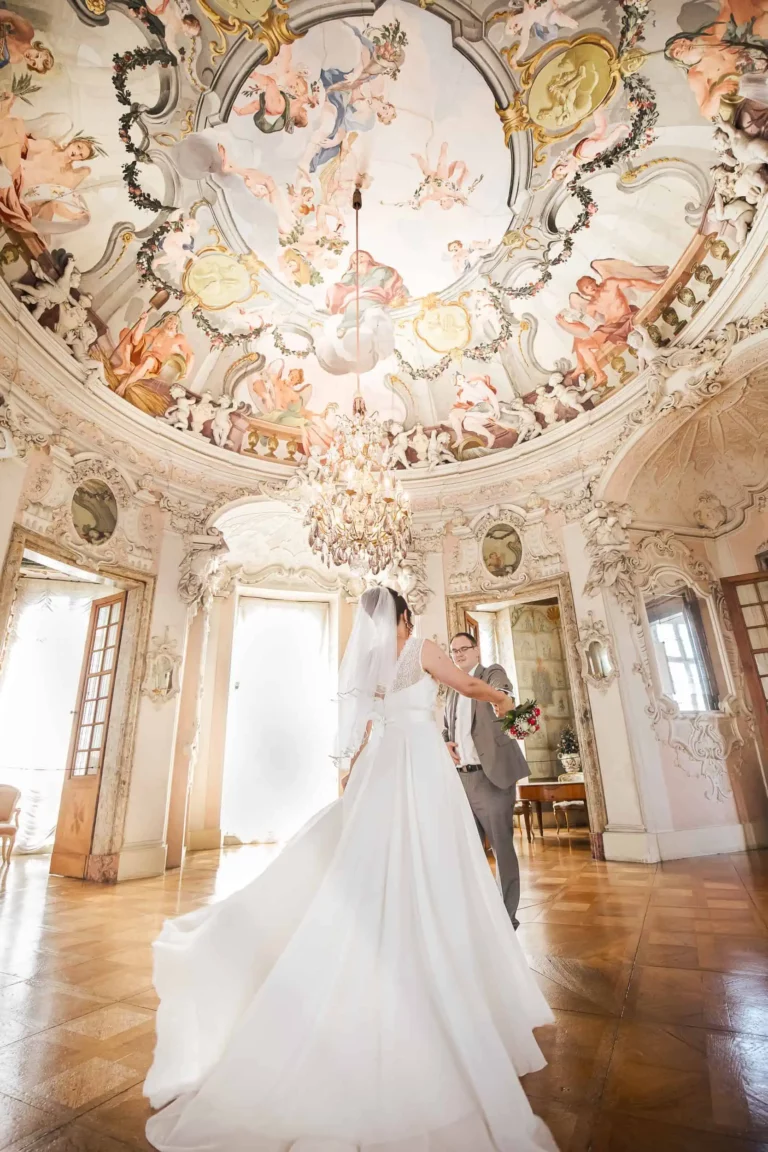 Brautpaar tanzt im barocken Saal – elegante Hochzeitsfotos mit Schlossflair