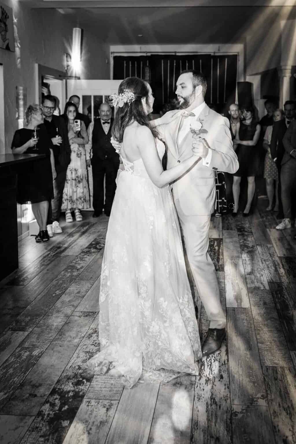 Hochzeitspaar beim tanzen