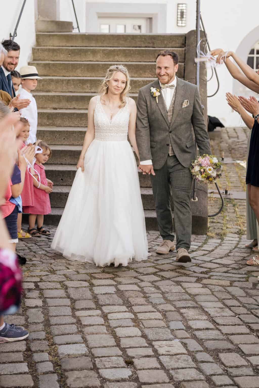 Hochzeitsfotograf Leonberg Romantische Trauung im Freien mit Brautpaar und Gästen.